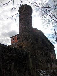 časť budovy s vežou
