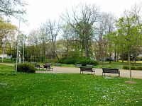 park s pomníkom a lavičkami