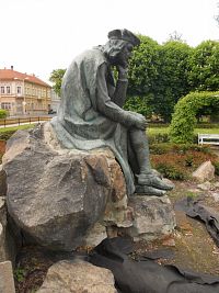 socha sediaveho básnika