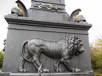 lev na podstavci pomníka