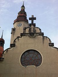 výzdoba priečelia kostola a veža