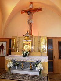 bočný oltár alebo oltár za vstupom do kostola