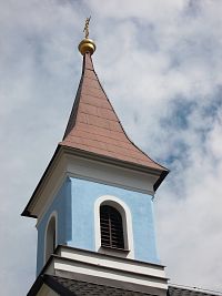 veža so zlatou makovicou a krížom