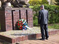kladenie venca u Pomníku obetí prvej svetovej vojny