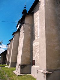 stĺpami zosílený bočný múr lode kostola