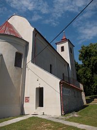 bočná časť kostola s vežou