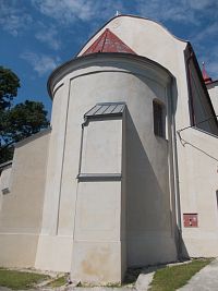 zadná časť kostola zakončená polkruhovou apsidou