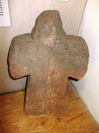 smírčí kríž - jeho vek sa odhaduje na 500 rokov