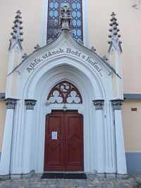 vchod do kostola pod portálom