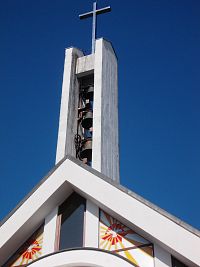 moderná veža s troma zvonmi