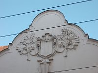 detail výzdoby štítu budovy