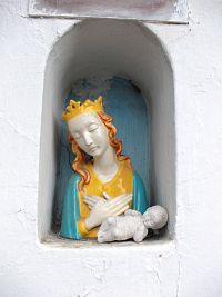 nika so soškou panny Márie a Ježiška
