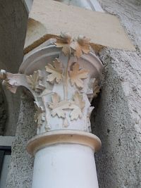 detail výzdoby hlavice stĺpu u zaklenutého vchodu