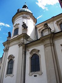 kaplnka s nárožnou vežičkou