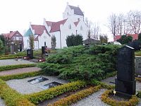 starší cintorín a kostol