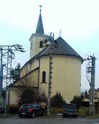 kostol, trafák a betónový elektrický stĺp