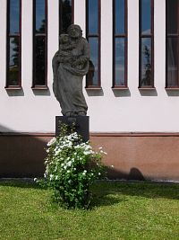 socha u kostola