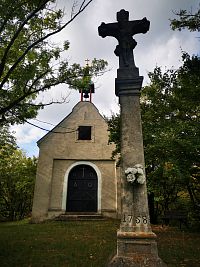 kamenný kríž a kostolík