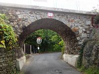 prístupový kamenný mostík k hradu