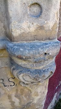 detail konzoly stĺpu