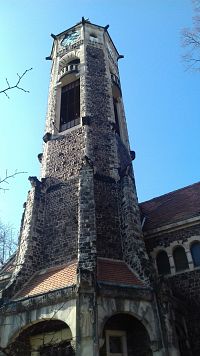 mohutná veža kostola