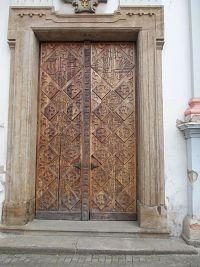 drevené dvere vedúce do kostola z roku