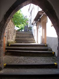 schody za bránou