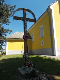 drevený kríž u kostola