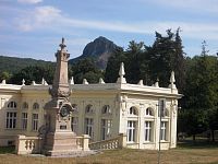 pomník a v pozadí nádherný Bořeň