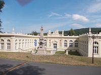 pamätník Reussů a budova hodná zámku