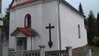 vchod do kostola a misijný kríž