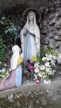 Panna Mária a dievča Bernadeta
