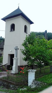 veža kaplnky a kríž