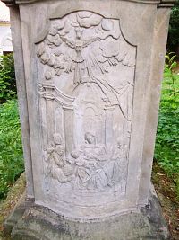 reliéf na dolnej časti podstavca