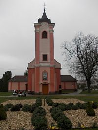 kostol a pred ním zelený kríž