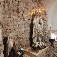 pekná Lurdská jaskyňa Panny Márie v predsienke kostola