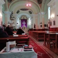 interier so zahaleným oltárom počas Veľkej noci