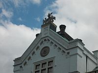 zdobený štít západného priečelia zámku
