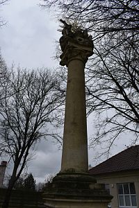 stĺp so sochou Súsošie Najsvätejšej Trojice