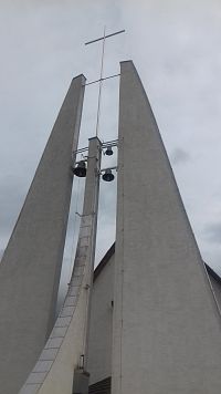veža i zvonica s troma zvonmi