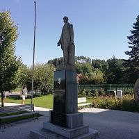 pomník so sochou prezidenta T.G.Masaryka a menami obetí 1.svetovej vojny