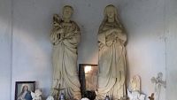 v interiéri sa nachádzajú 2 sochy - Panna Mária a sv. Jozef