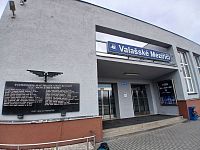 pamätná doska na budove železničnej stanice Valašské Meziříčí - pamětní deska obětem 2. sv. války na budově železniční stanice