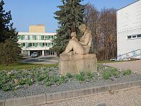 súsošie - Žena s dieťaťom Ostrava - Ostrava Výškovice - Socha žena - symbol života a zdraví