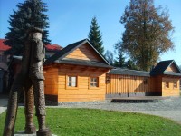 časť námestia - drevená socha a Turzovský Šarkpark
