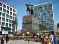 Josého Geryasioa  Artgigasa, ktorý sa vo vojne za nezávislosť krajiny proti Španielom a Portugalcom vyznamenal najviac. 