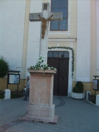 Kamenný kríž pred kostolom