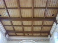 vyrezávaný drevený strop