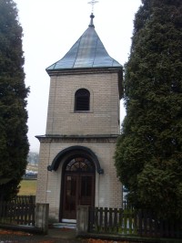kaplnka z roku 1929 vedľa kostola