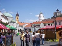 pohľad zo Štúrovho námestia na dominantu Trenčína hrad, vežu,piaristický kostol sv.Františka Xaverského a časť sanagógy